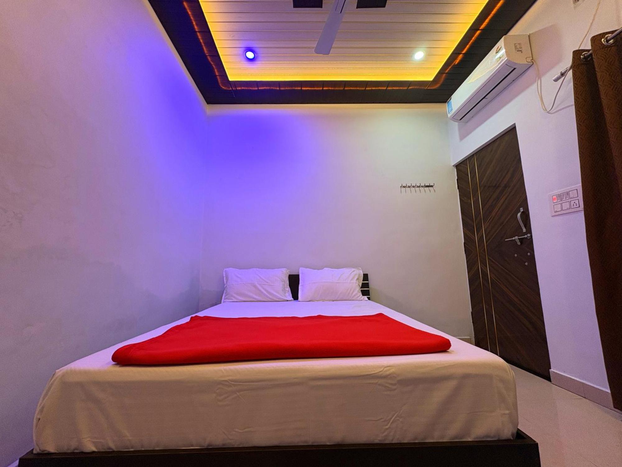 Sumedha Galaxy Inn Varanasi Exterior foto